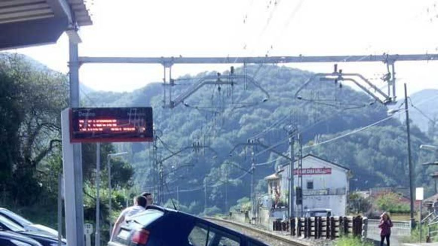 Un coche cae a la vía del tren