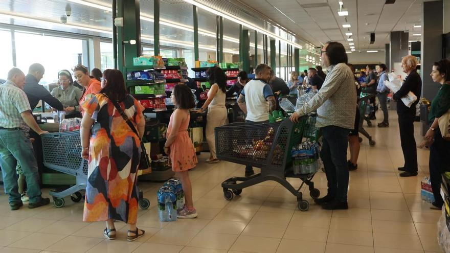 El agua embotellada, lo más comprado durante el apagón.
