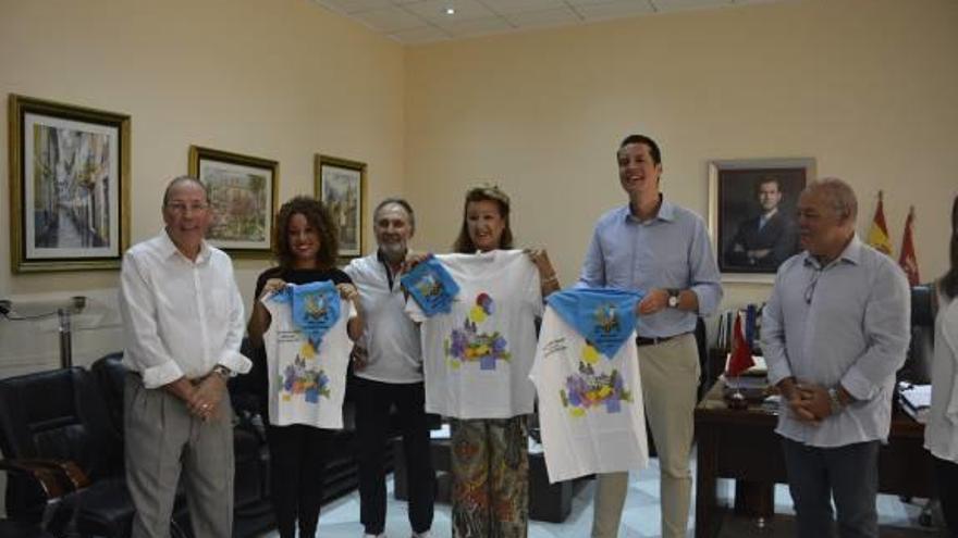 Camisetas para el alcalde y para la pregonera de Elda