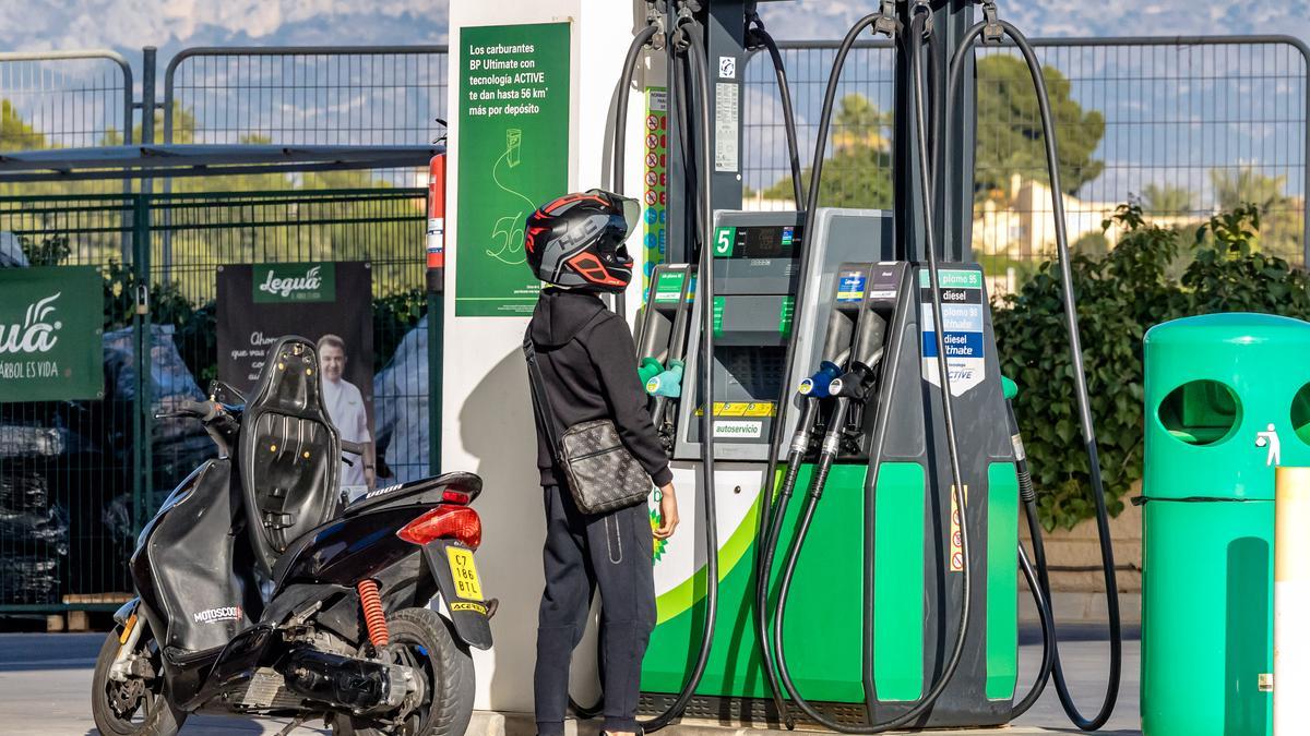 Un motorista para a repostar en una gasolinera de La Nucia.