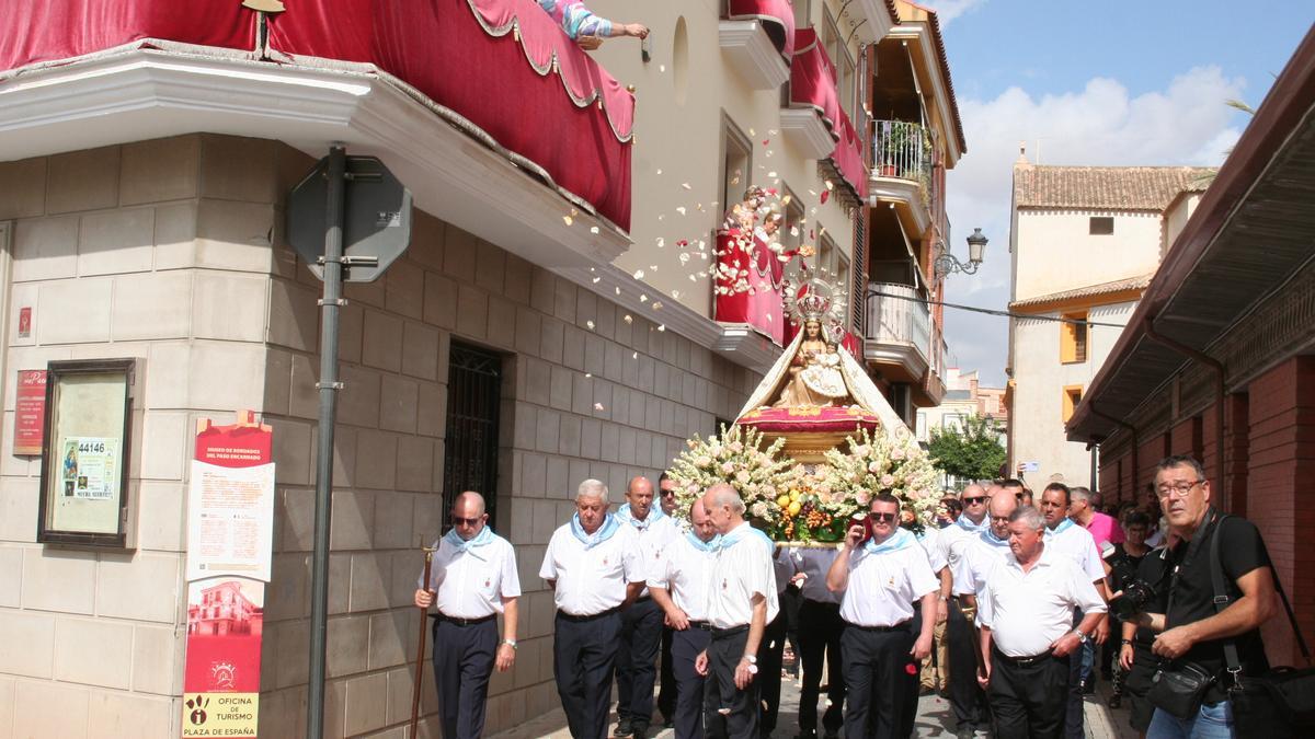 Desde los balcones de la Casa Museo de la Archicofradía del Santísimo Cristo de la Sangre, Paso Encarnado, se lanzaban pétalos de flores al trono de la Patrona.