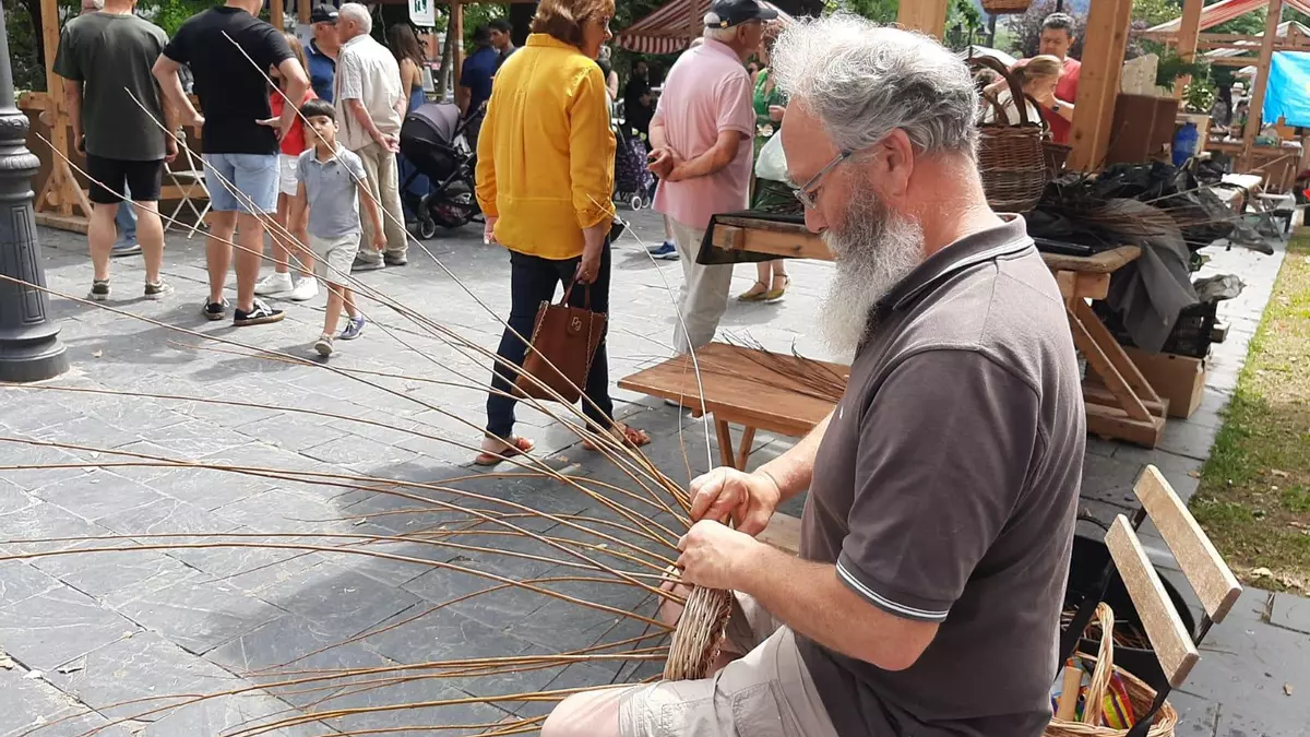 Grado, capital de la artesanía con gran afluencia y creadores de toda Asturias: "La gente quiere piezas exclusivas"