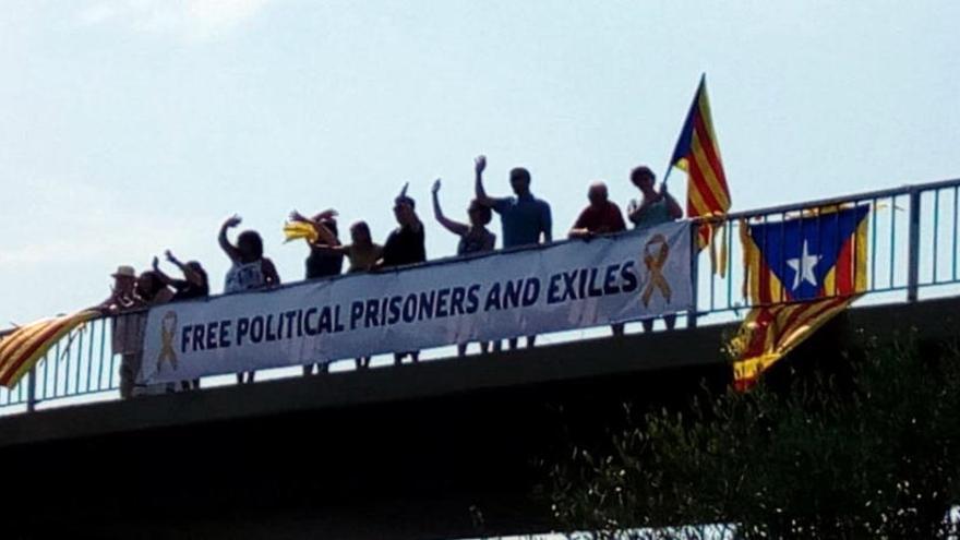 Pengen pancartes de suport als presos i a la independència al tram gironí de l&#039;AP-7