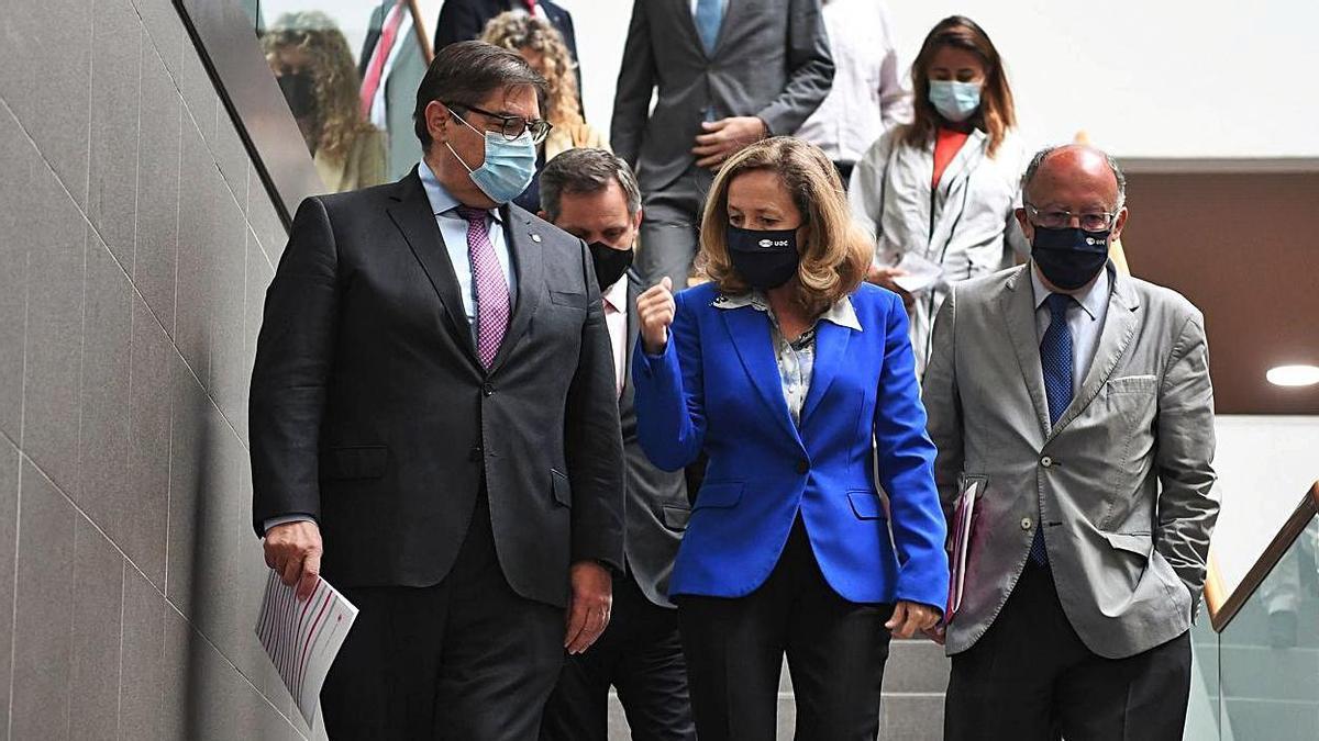 Julio Abalde, Nadia Calviño y Fernando González Laxe, ayer en la Facultad de Economía.