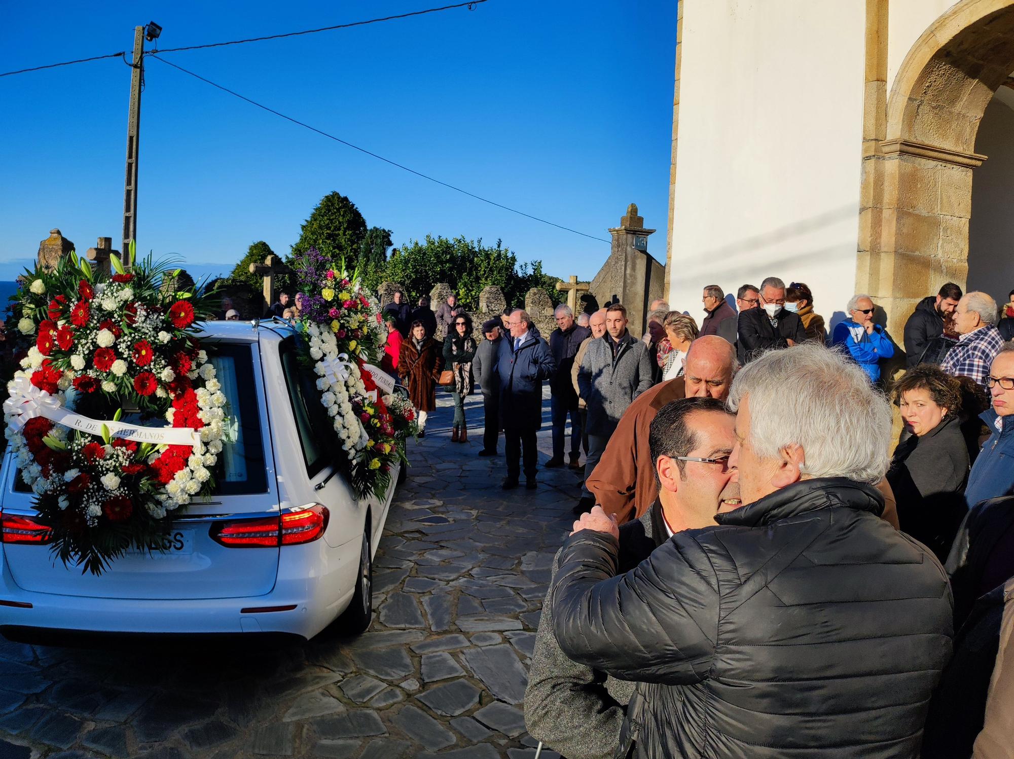 La iglesia de Santa Marina, llena para despedir a Manuel Bedia