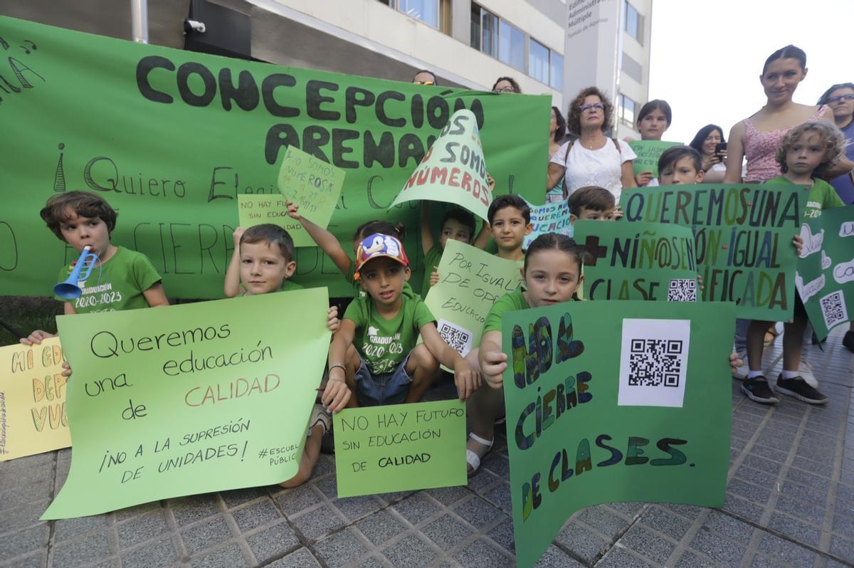 Concentración de protesta de los colegios Concepción Arenal y Aljoxaní.