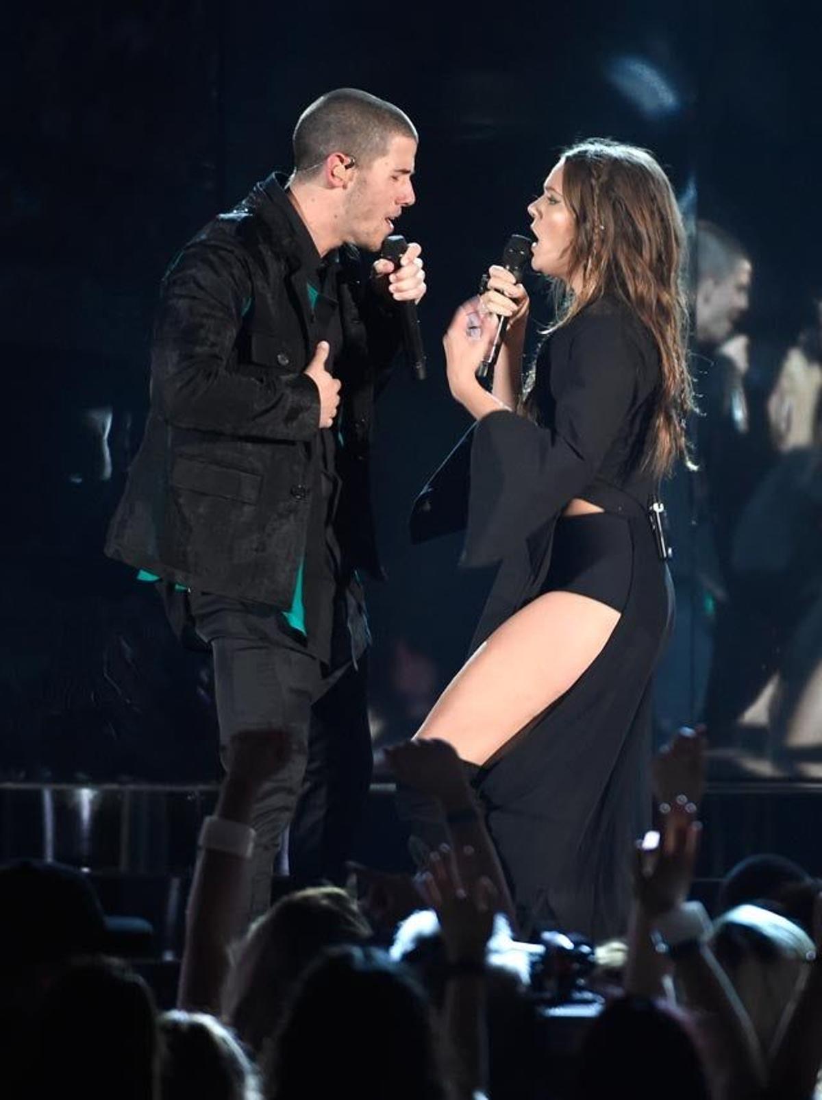 Nick Jonas y Tove Lo, durante su actuación en los Billboard Music Awards.