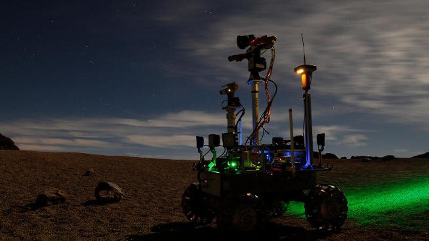 Un robot lunar pasea por el Teide