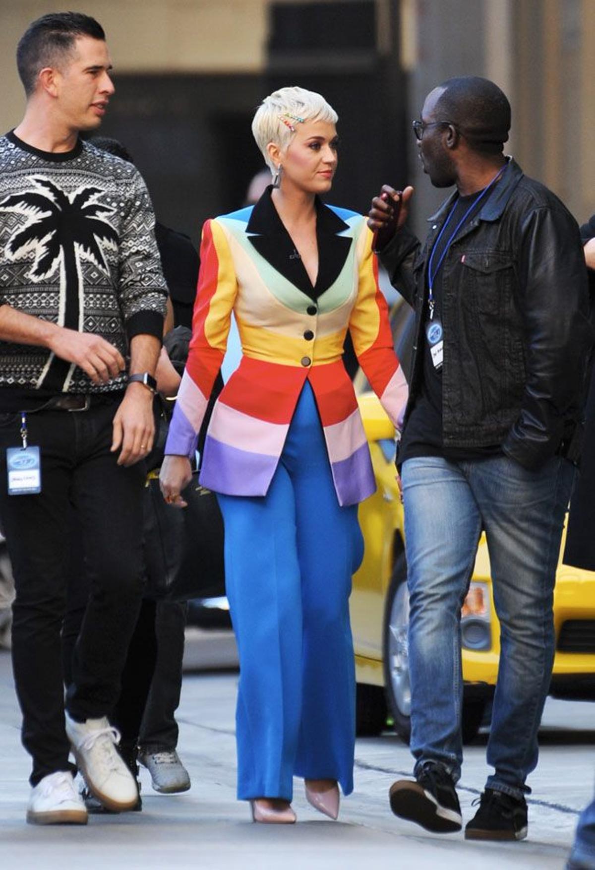 Katy Perry con blazer multicolor por las calles de Los Ángeles