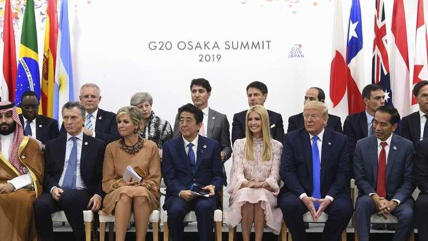 Foto de familia de los mandatarios asistentes a la cumbre del G20 en Osaka. // EP