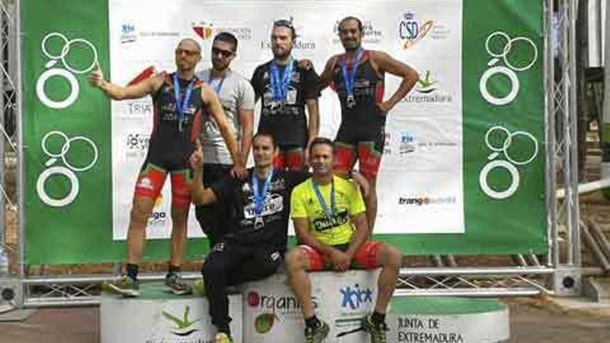 El equipo zamorano que compitió en Cáceres con Alberto Pérez, en el centro, con sus dos medallas.