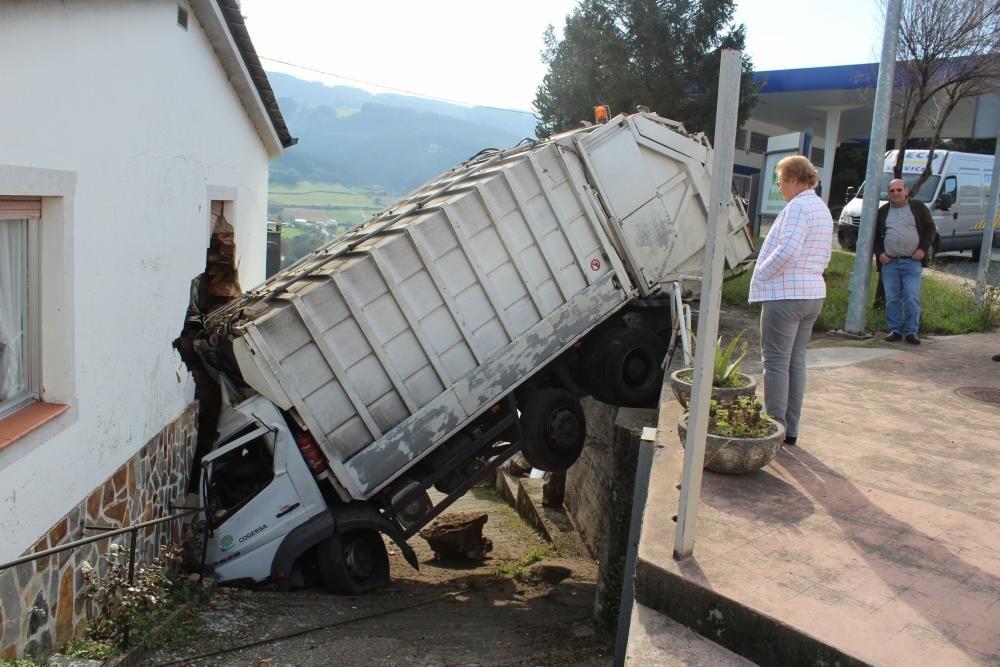 Un camión de la basura se empotra contra una casa en San Tirso de Abres