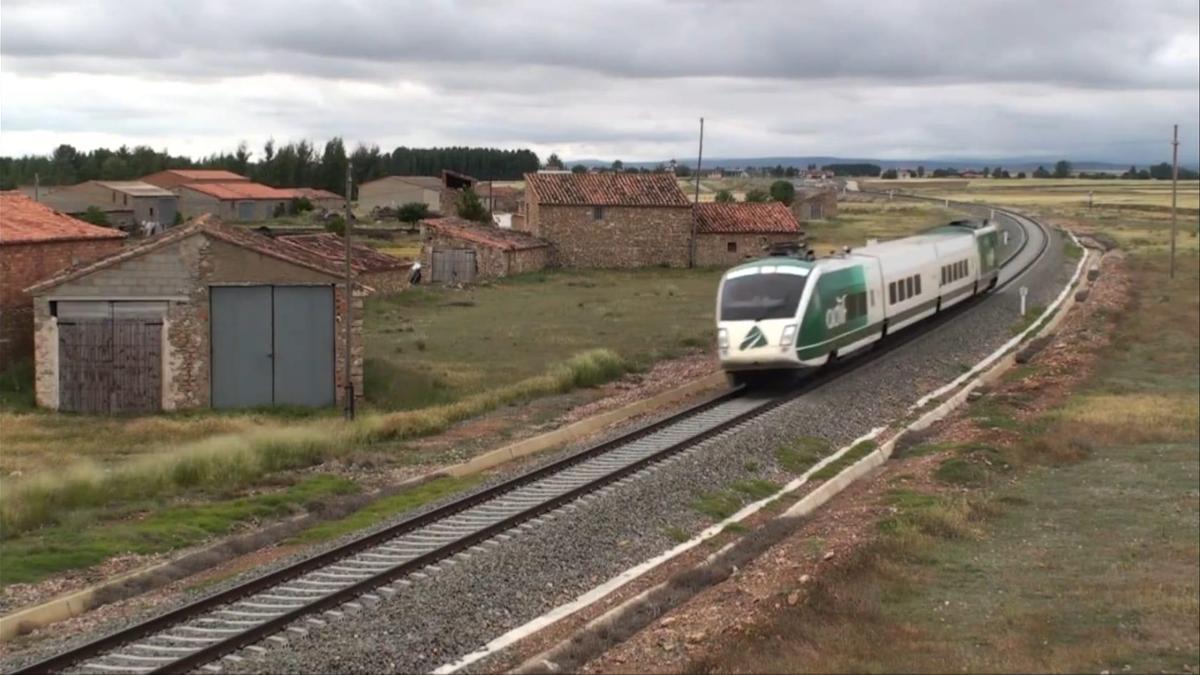Tren laboratorio de Adif haciendo un recorrido de diagnóstico en la línea Zaragoza-Teruel