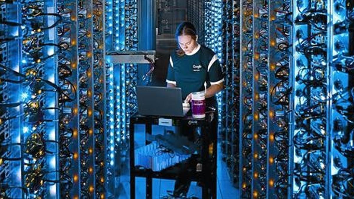 Una técnica en un centro de servidores  de Google en Oregón (EEUU).