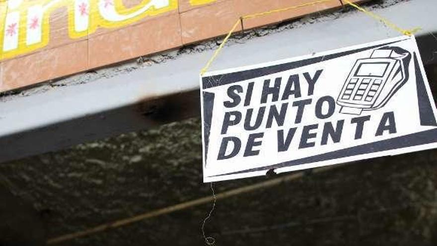 Tienda en Caracas que anuncia que puede cobrar con tarjeta. // Reuters