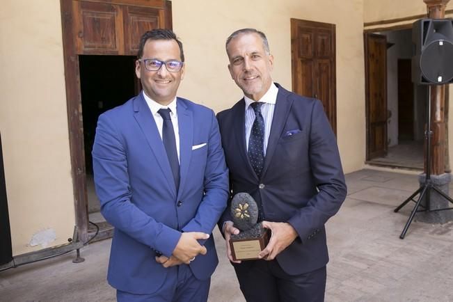 FUERTEVENTURA - PREMIOS TURISMO ISLAS CANARIAS 2016 - EN LA FOTO DE IZQ A DER: Michel Burgio junto a Raúl de la Rosa, Guest Experience Manager  - Hotel Bahia del Duque -  29-09-16