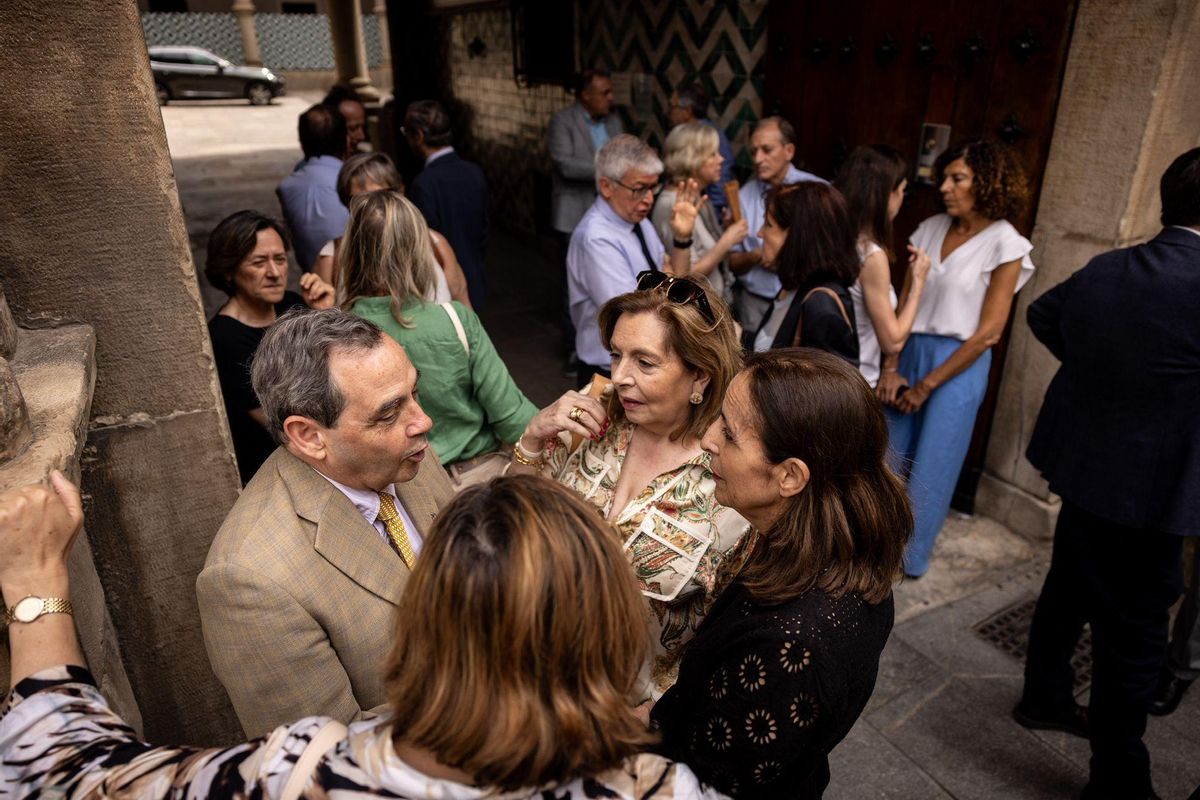 Jueces y fiscales durante el paro que denuncia la reforma fiscal en la fachada del Tribunal Superior de Justicia de Aragón en la Calle Coso de Zaragoza, este miércoles.