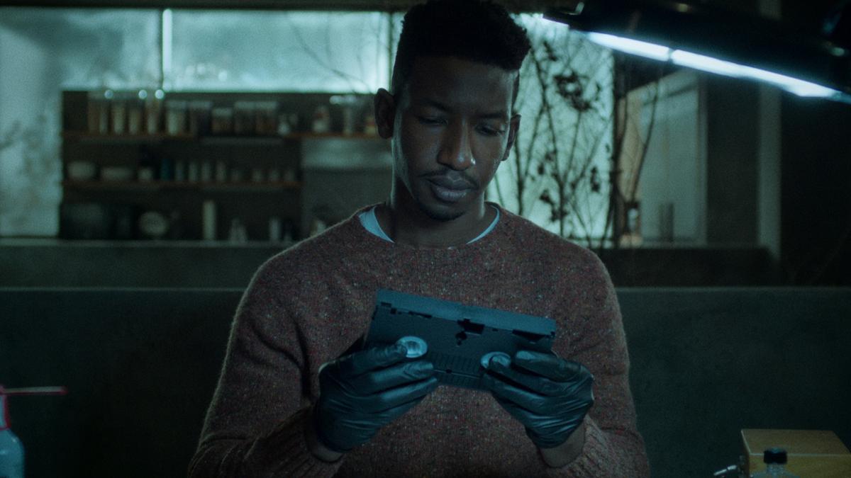  Dan Turner (Mamoudou Athie), con una cinta de VHS en 'Archivo 81'