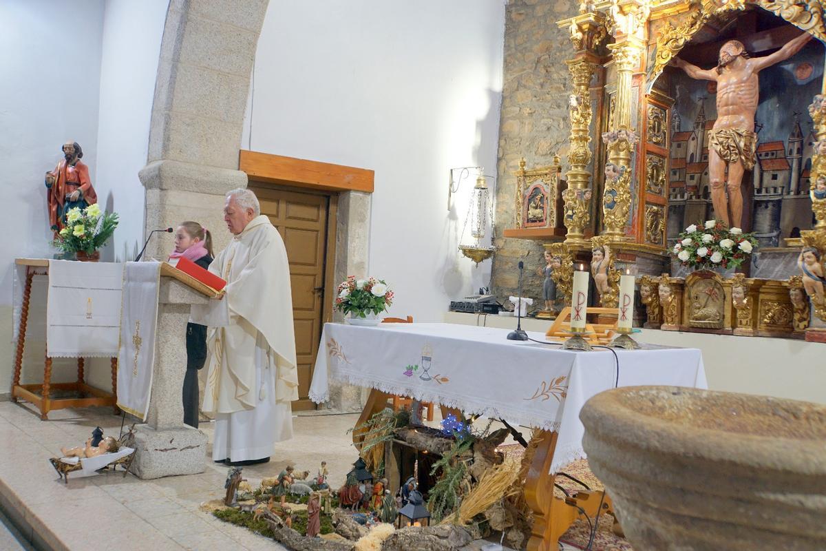 Mahíde celebra los Reyes cantándole a su párroco