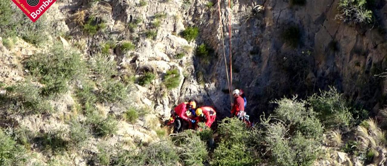 Momento en el que el grupo especial de rescate de montaña asiste al escalador