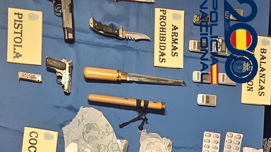 Cae en Gijón un grupo de traficantes que repartía droga en patinete: más de 100 gramos, dos pistolas y cuatro armas blancas