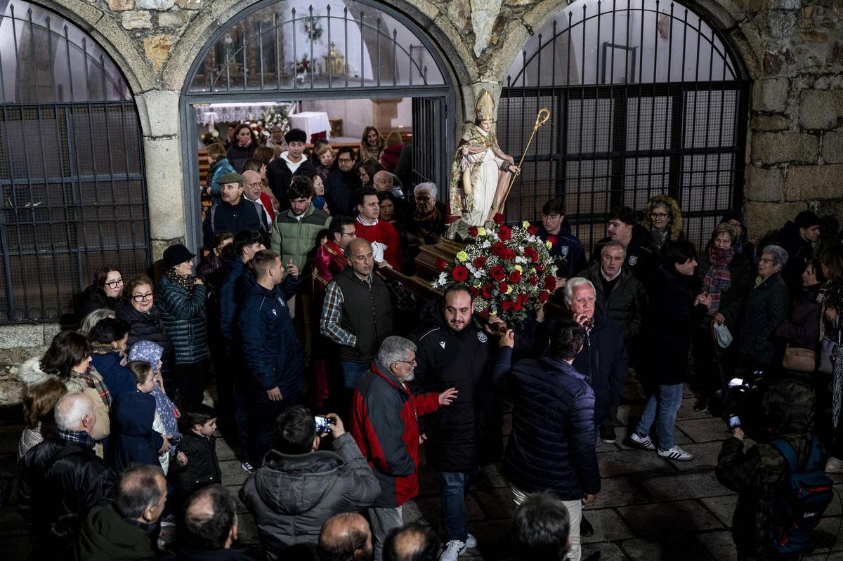 Los jugadores del colegio Diocesano de Cáceres cumplen su promesa y portan a San Blas en su procesión