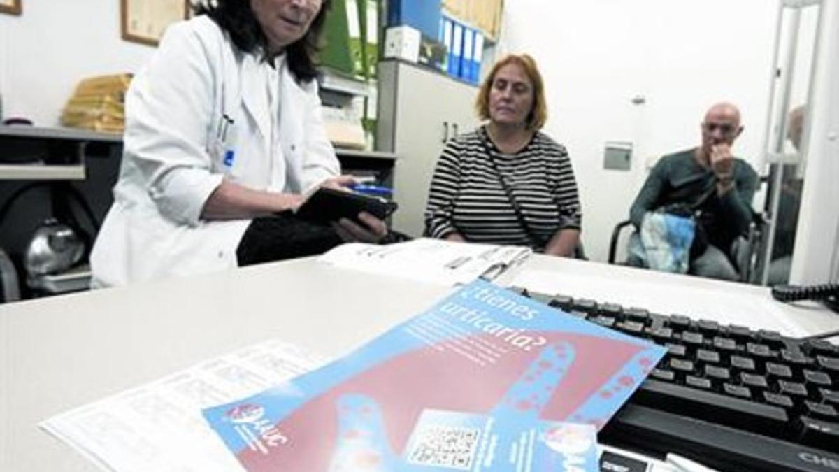 En la consulta. La doctora Ana María Giménez Arnau, con unos pacientes en el Hospital del Mar.