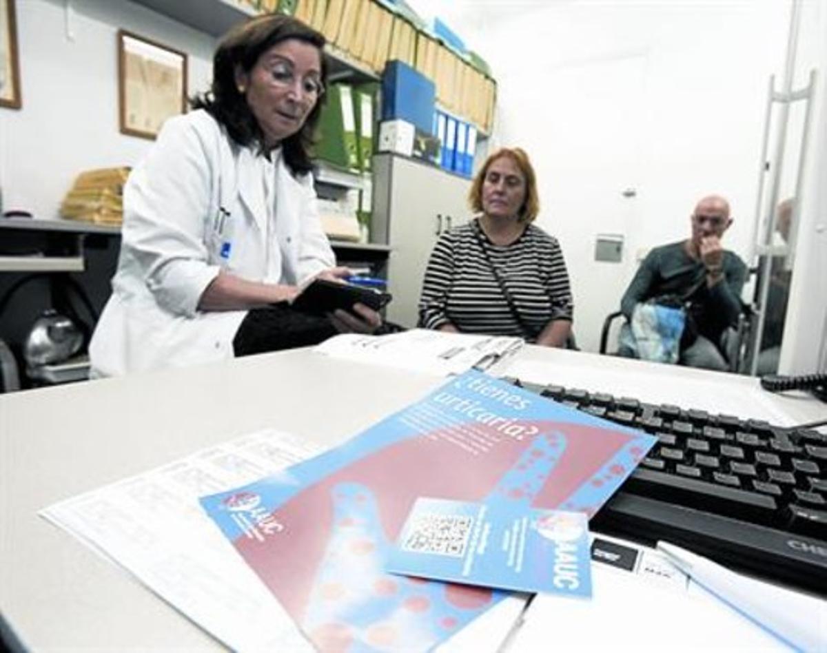 En la consulta.La doctora Ana María Giménez Arnau, amb uns pacients a l’Hospital del Mar.
