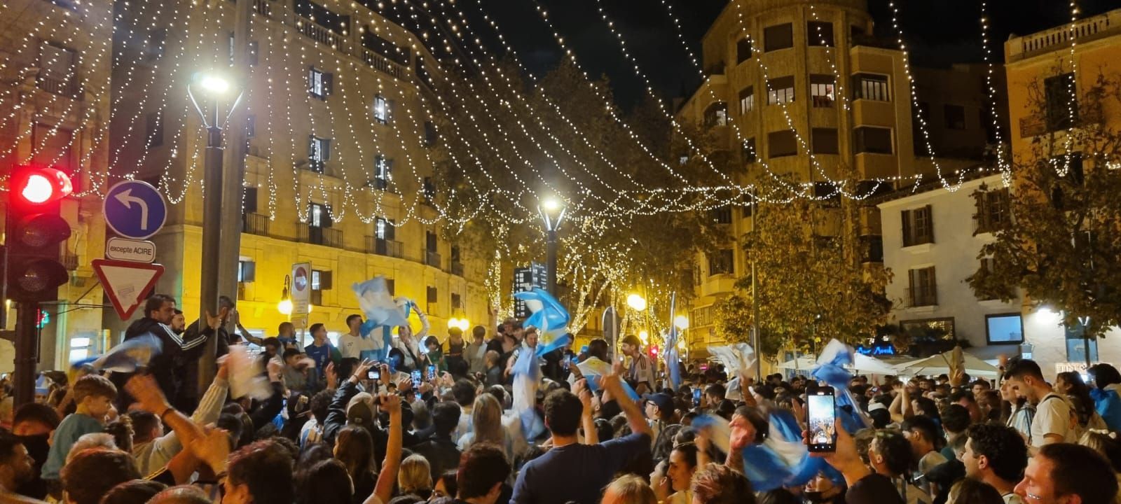 Argentinier feiern in Palma den WM-Sieg ihrer Mannschaft.