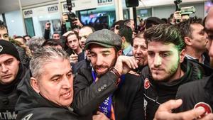 Arda Turan, a su llegada al aeropuerto de Estambul después de fichar por el Basaksehir. 