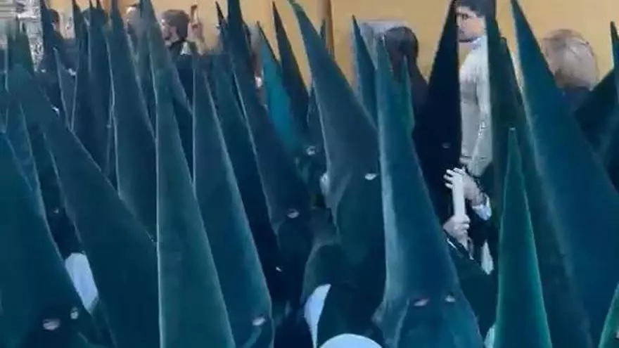 Vídeo |  Los nazarenos de la Esperanza de Triana a su paso por el Arco del Postigo
