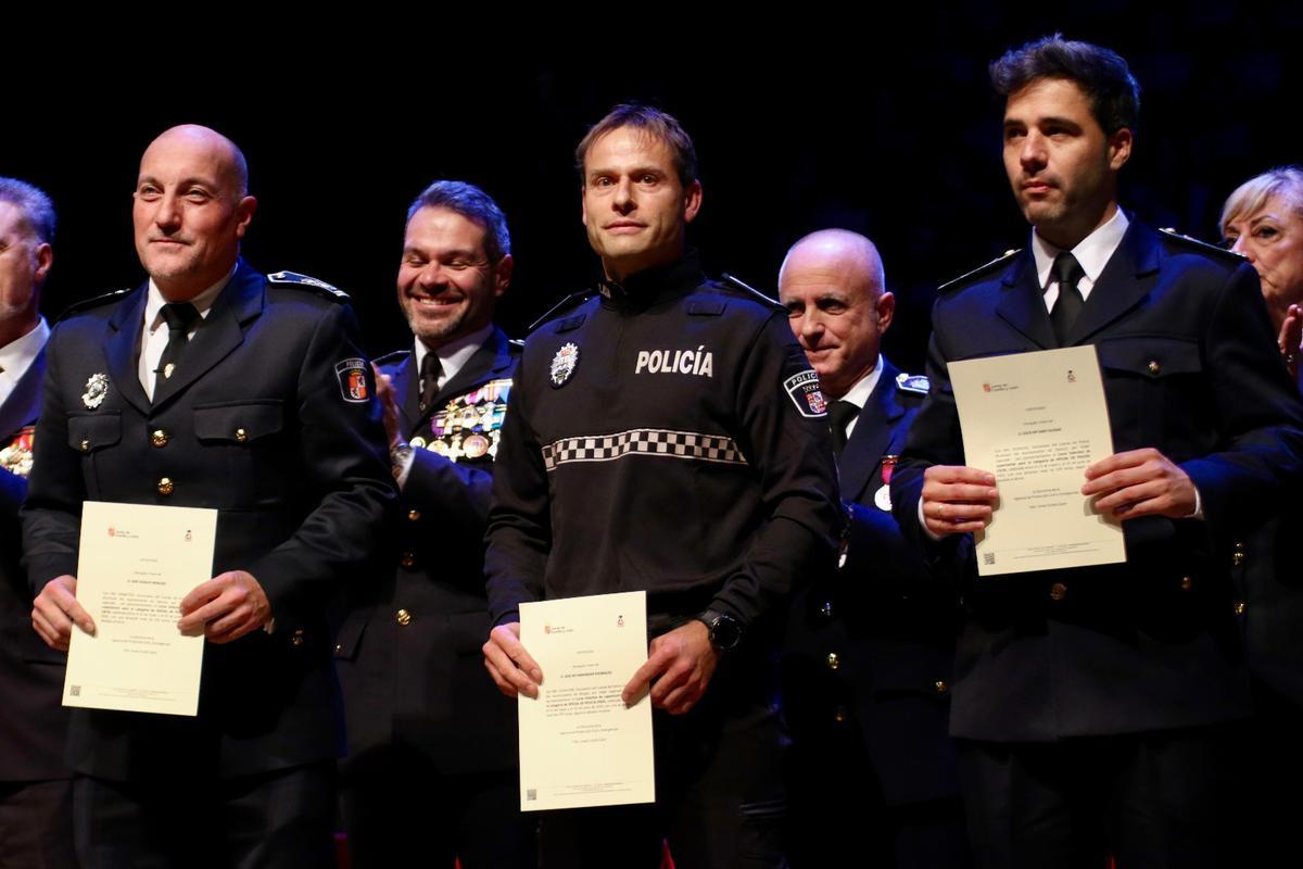 En el centro, agente local de Benavente durante el reconocimiento.