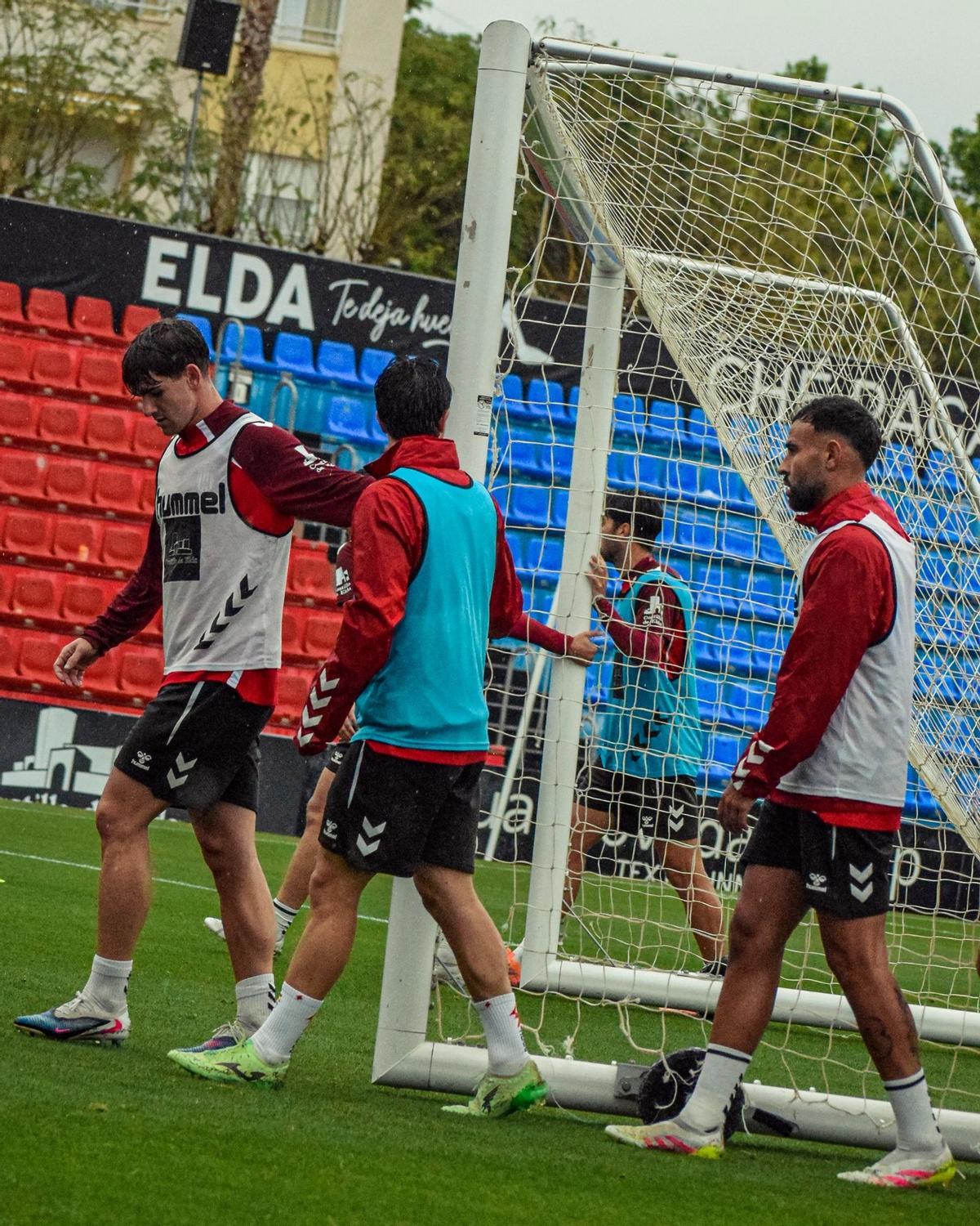 Los jugadores del Eldense cargan con una portería en la última sesión antes de viajar a Sevilla.