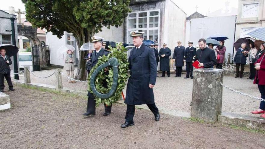 Juan Luis Sobrino (derecha), al colocar una corona en recuerdo a los difuntos de la Armada. // FdV