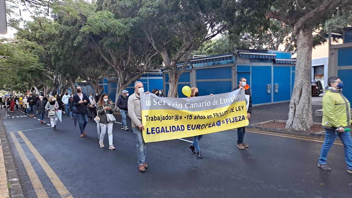 Los interinos se echan a la calle en Santa Cruz en demanda de "fijeza".