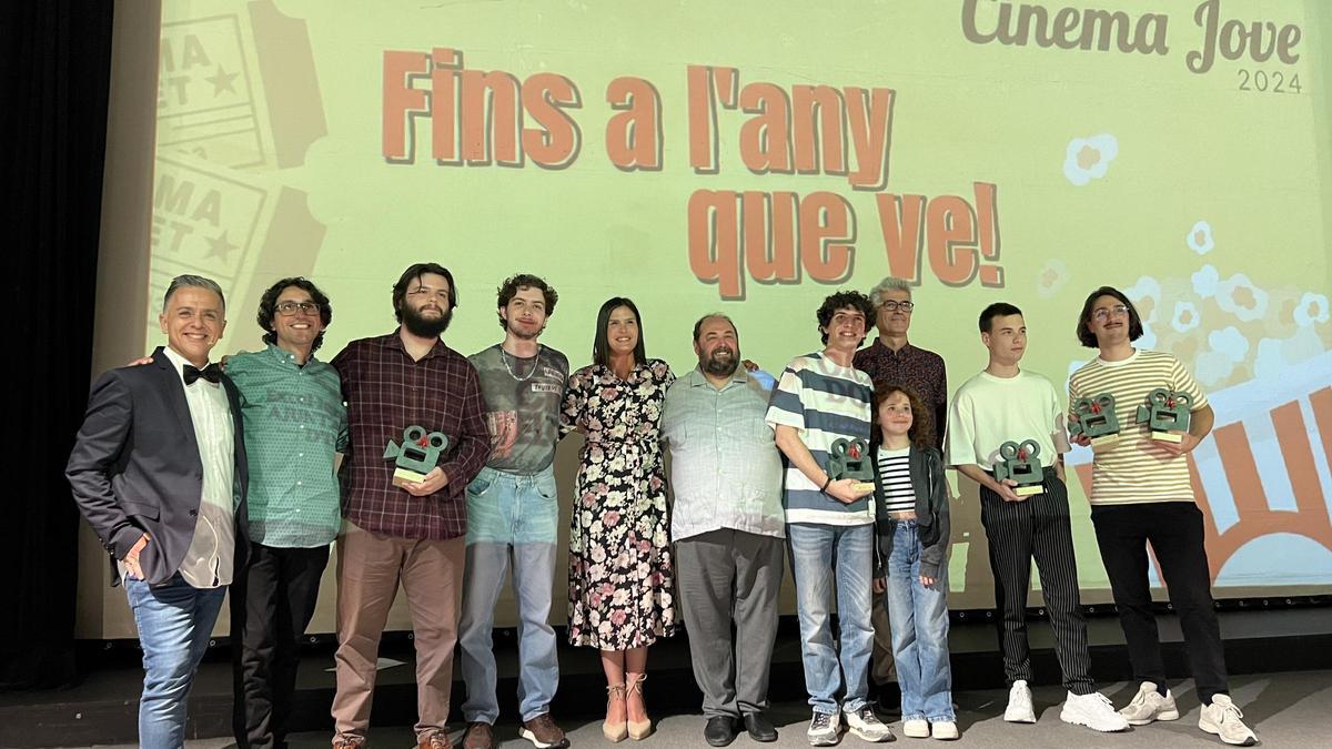 Los ganadores con sus premios en la XXVI Mostra de Cinema Jove d'Elx