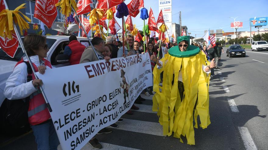 Las fregonas amarillas de A Coruña salen a la calle para que se aplique su convenio “de inmediato”