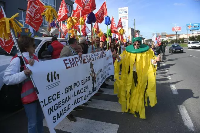 Las fregonas amarillas de A Coruña salen a la calle para que se aplique su convenio “de inmediato”