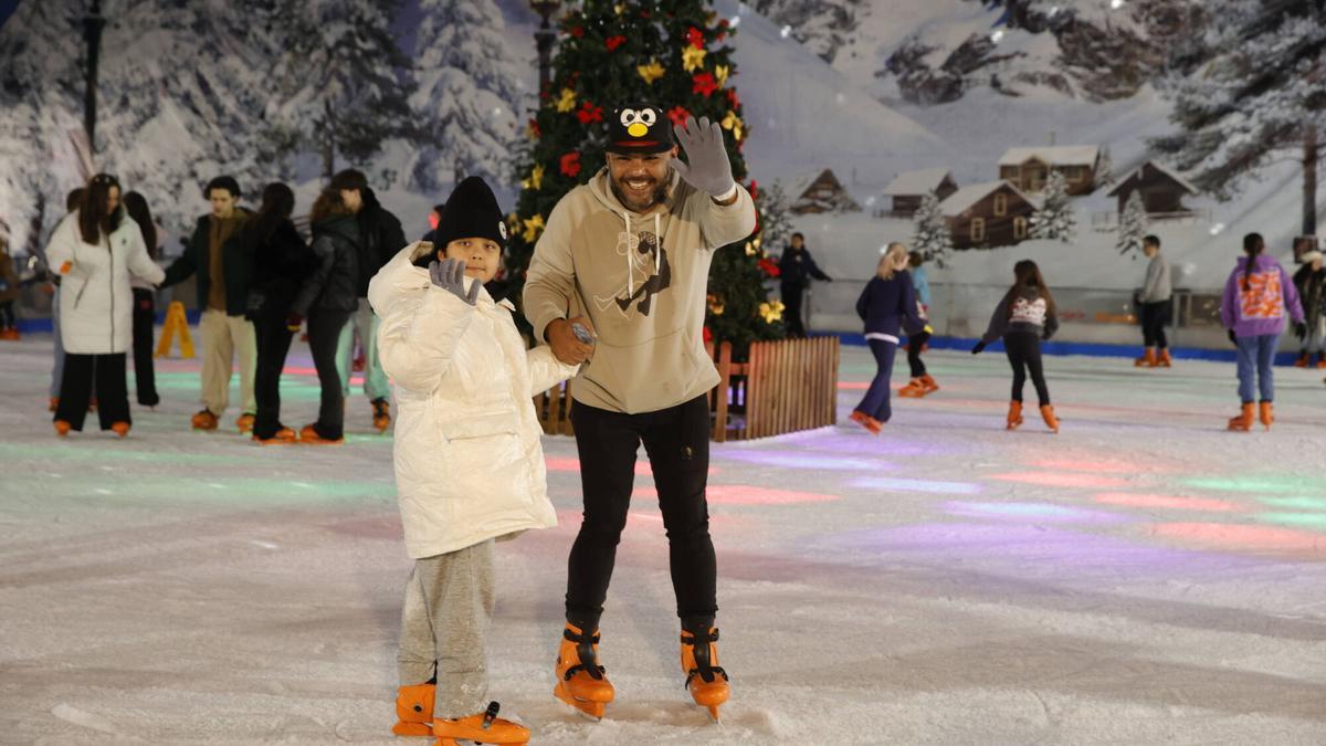 VÍDEO: Gijón despide la Navidad en la pista de hielo del Solarón y en el mercadillo de Begoña
