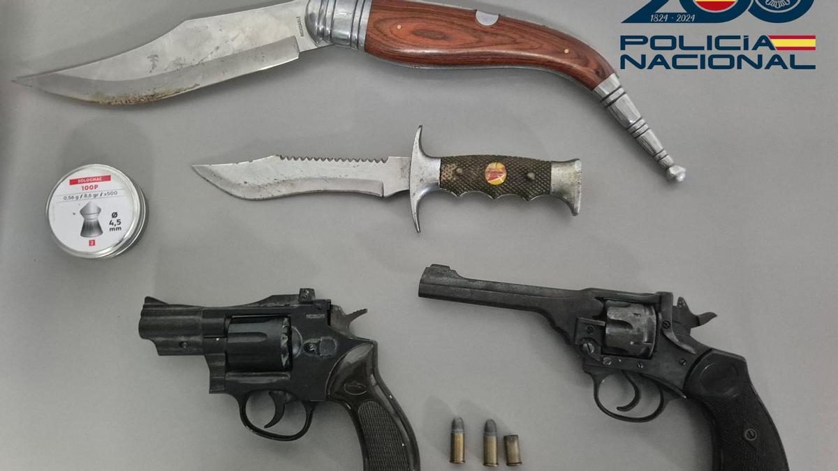 Armas de fuego y cuchillos intervenidos en la casa del conductor que esgrimía un revólver y lanzaba amenazas de muerte.