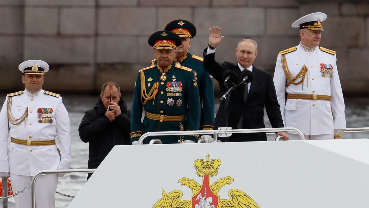 El presidente de Rusia, Vladímir Putin, saluda durante el Día de la Armada de Rusia en Sant Petersburgo, el pasado 31 de julio de 2022.