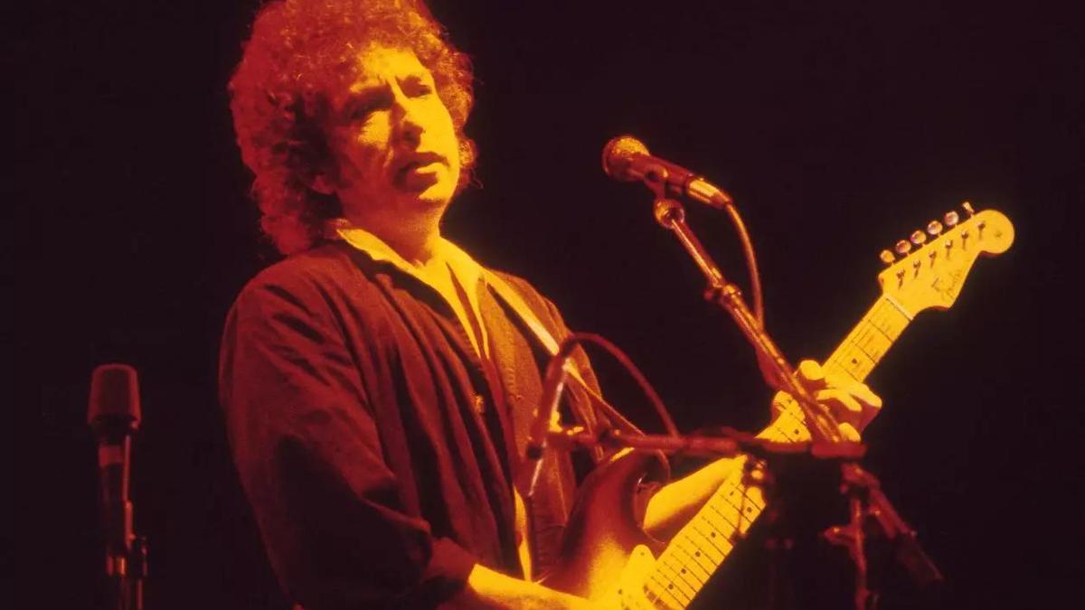 Bob Dylan actuando en directo durante la época en la que 'Slow Train Coming' (1979) fue denostado por la crítica.