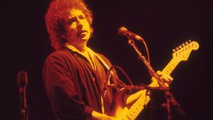 Bob Dylan actuando en directo durante la época en la que Slow Train Coming (1979) fue denostado por la crítica.
