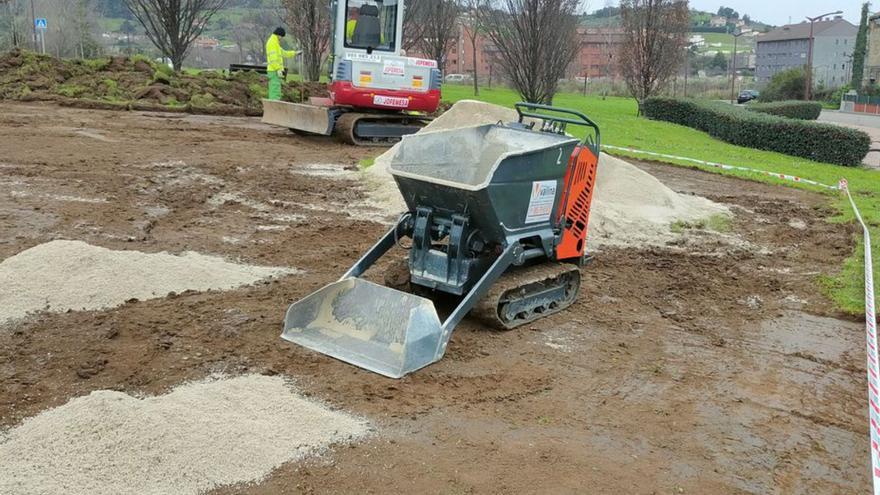 Arriba, movimientos de tierra para preparar la plantación de árboles en el entorno del polideportivo Moreda-Natahoyo, y, sobre estas líneas, el parque de Jove.