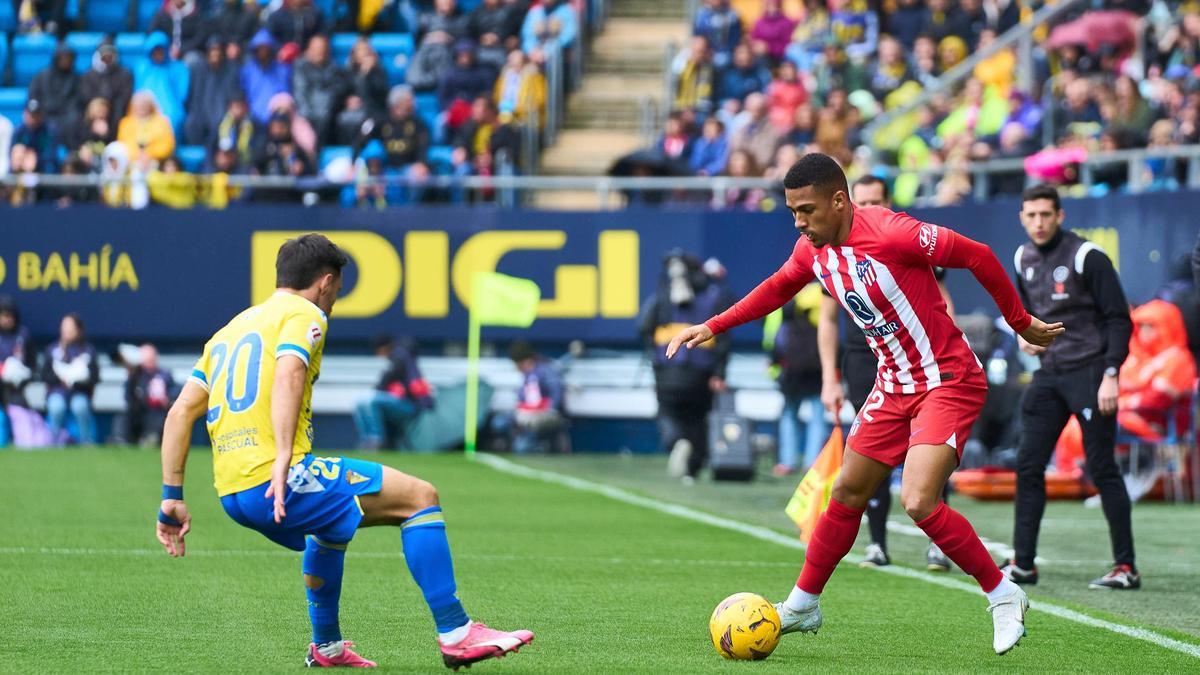 Lino controla el balón ante Iza Carcelén.