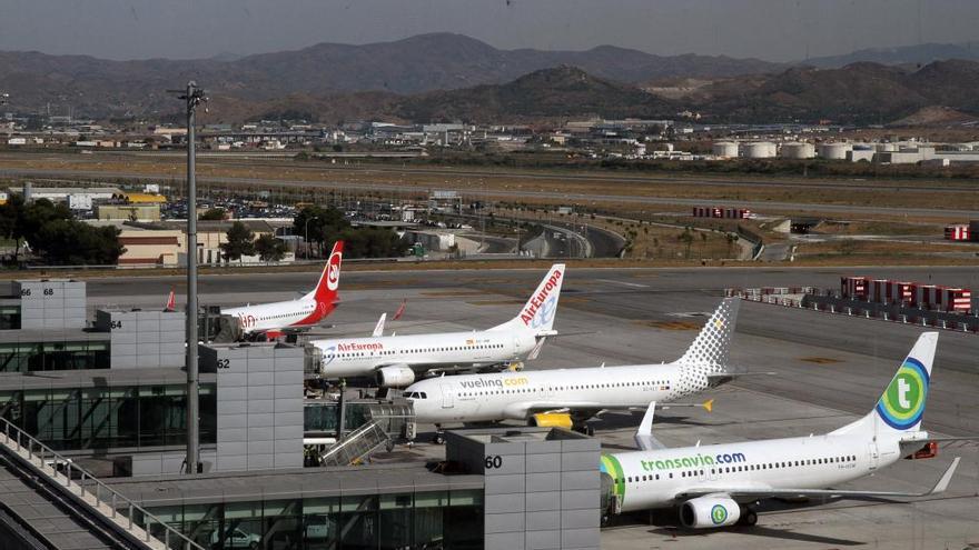Aviones de líneas de bajo coste en una de las terminales del aeropuerto de Málaga.