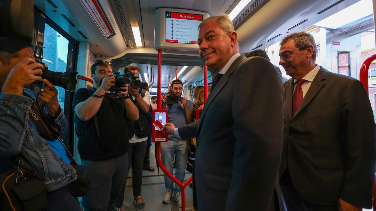 El alcalde de Sevilla, José Luis Sanz, en la inauguración del tranvía en Eduardo Dato, ha reconocido que la línea 1 de metro se bloquea