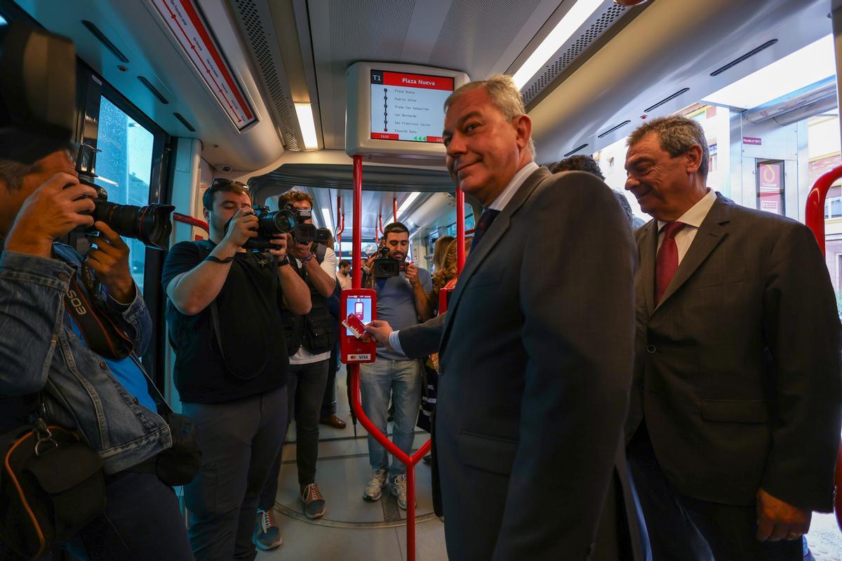 El alcalde de Sevilla, José Luis Sanz, en la inauguración del tranvía en Eduardo Dato