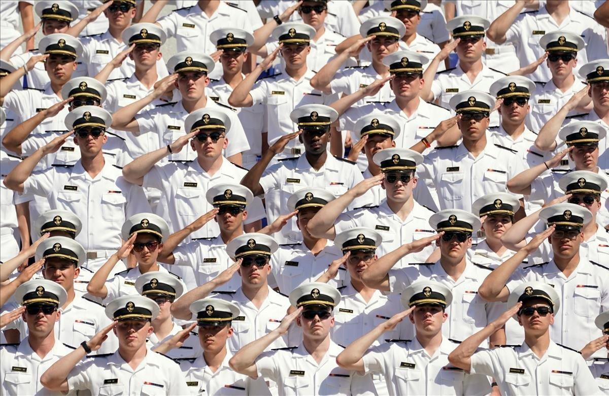 Los guardiamarinos saludan durante la ceremonia de graduación en la Academia Naval de los Estados Unidos en la Academia Naval de Annapolis, Maryland.