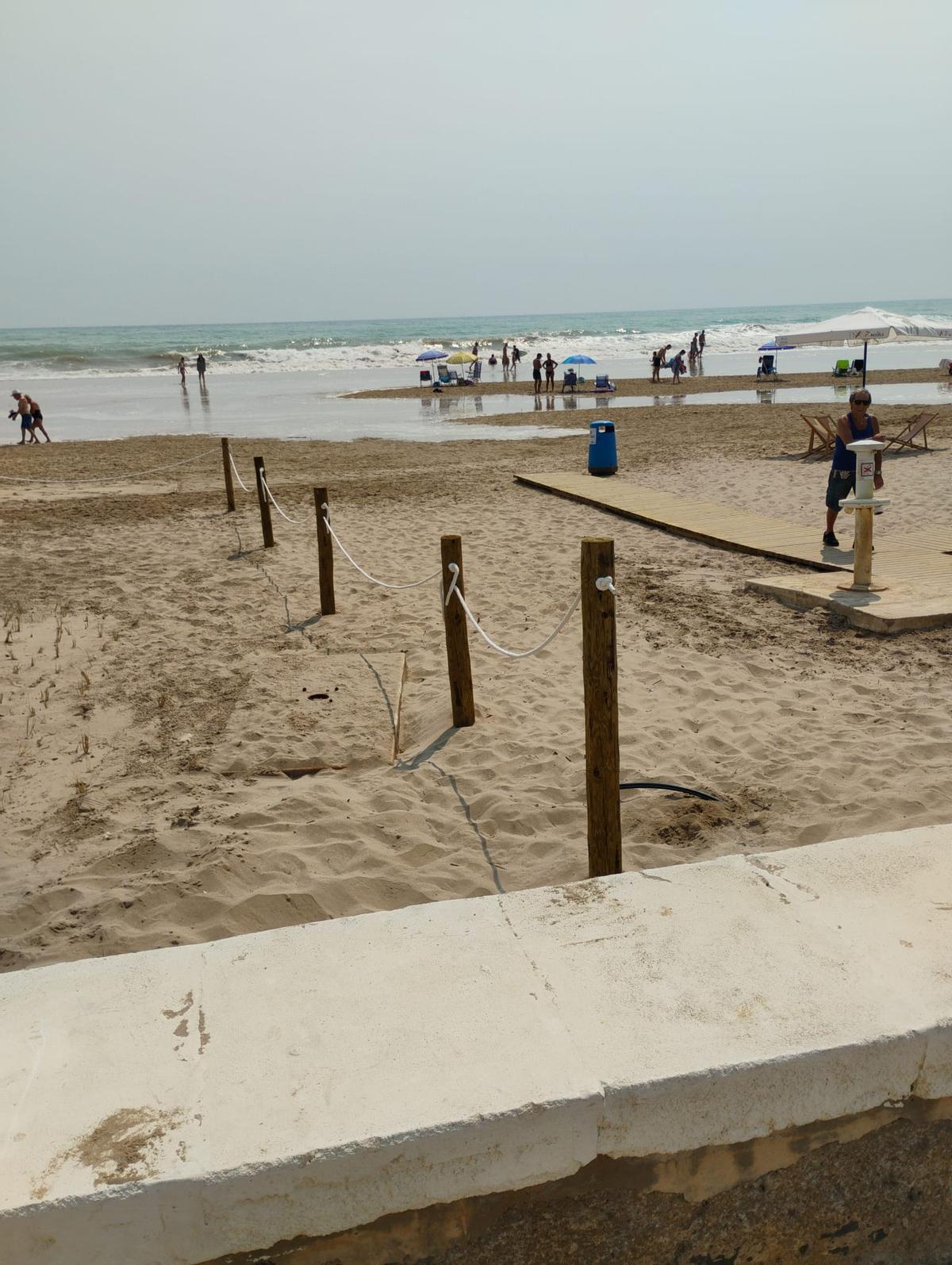 El agua ha creado zonas de charcos dentro de la playa.